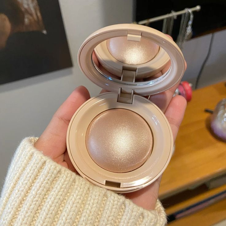 Rare Beauty Silky Radiance Powder Highlighter – Weightless Glow.