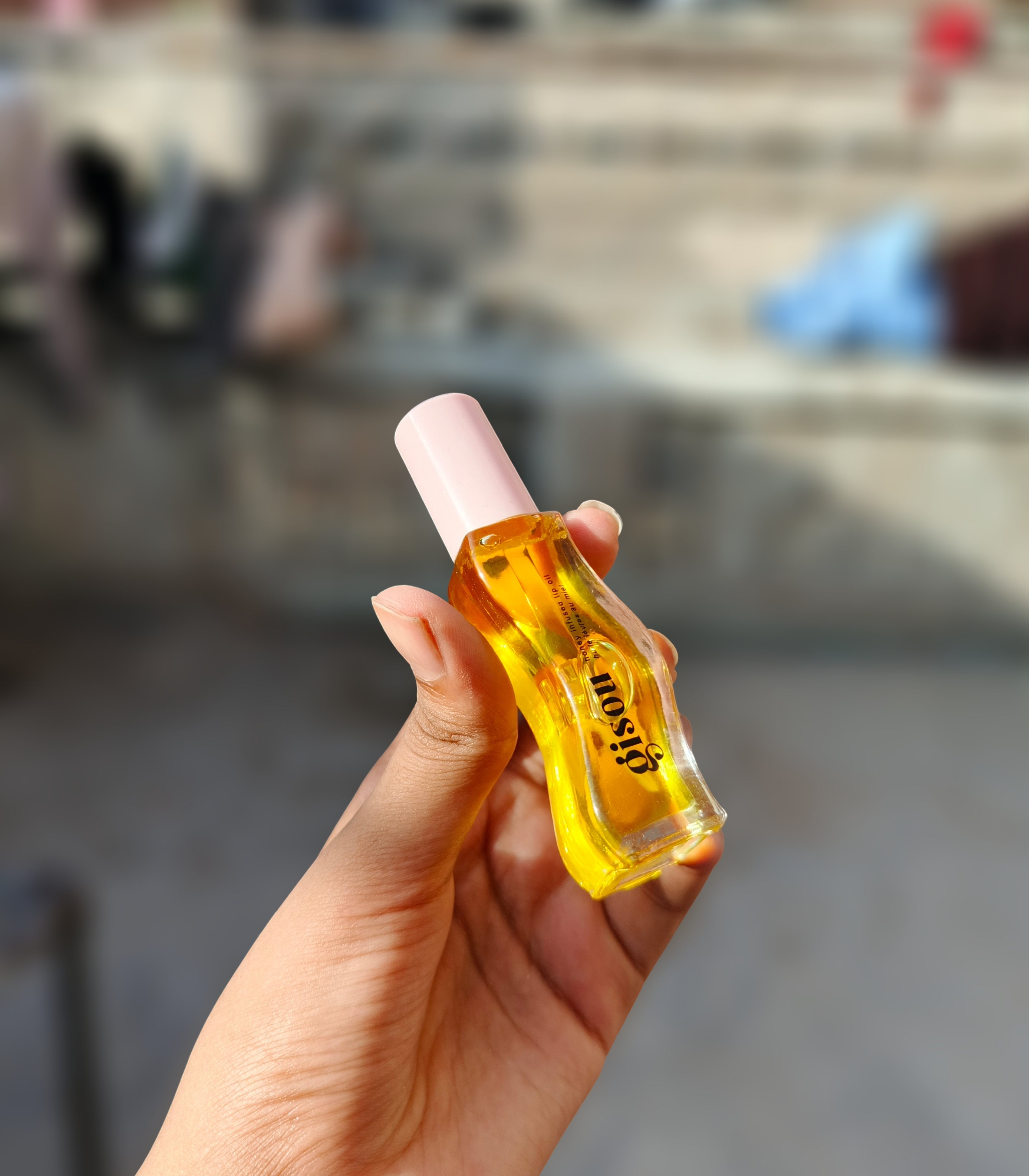 Gisou Lip Oil – Hydrating Lip Treatment | Non-Sticky Glossy Finish for Smooth & Nourished Lips